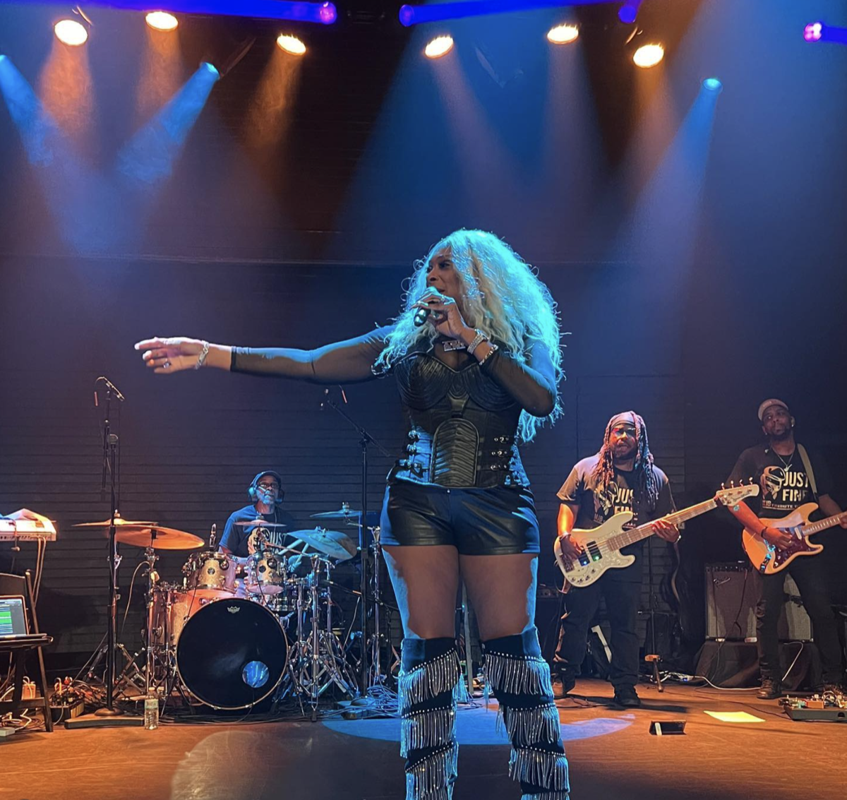 Tre’Jae leading her Mary J. Blige tribute in concert
