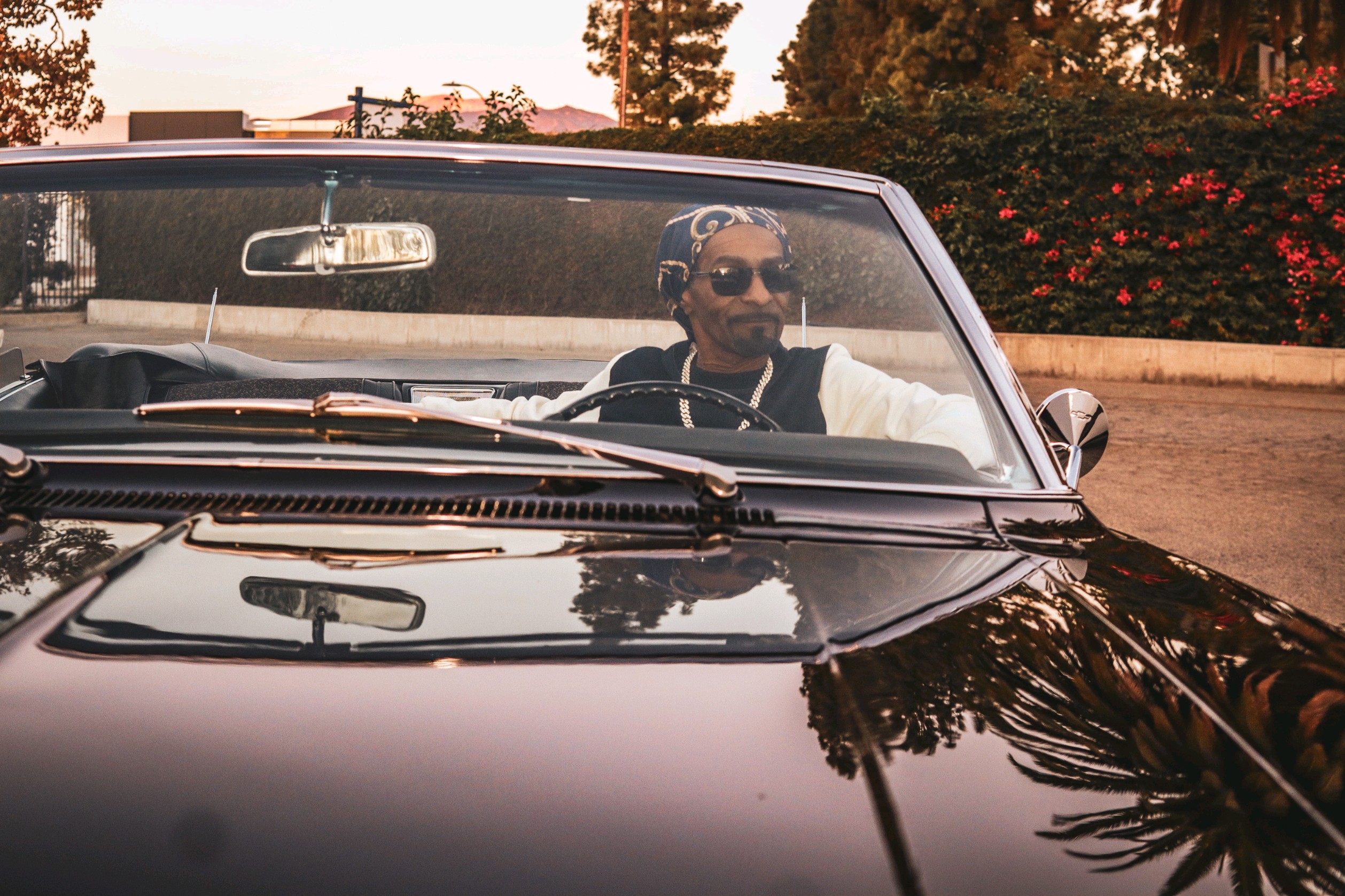 Erich Finch as Snoop Dogg seated on set